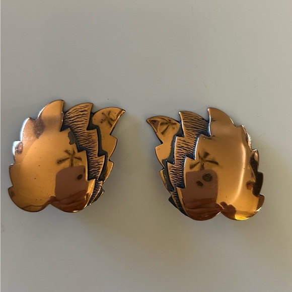 Unsigned Vintage Copper Triple Leaf Clip Earrings Very Good Autumn Fall Jewelry - Picture 1 of 2